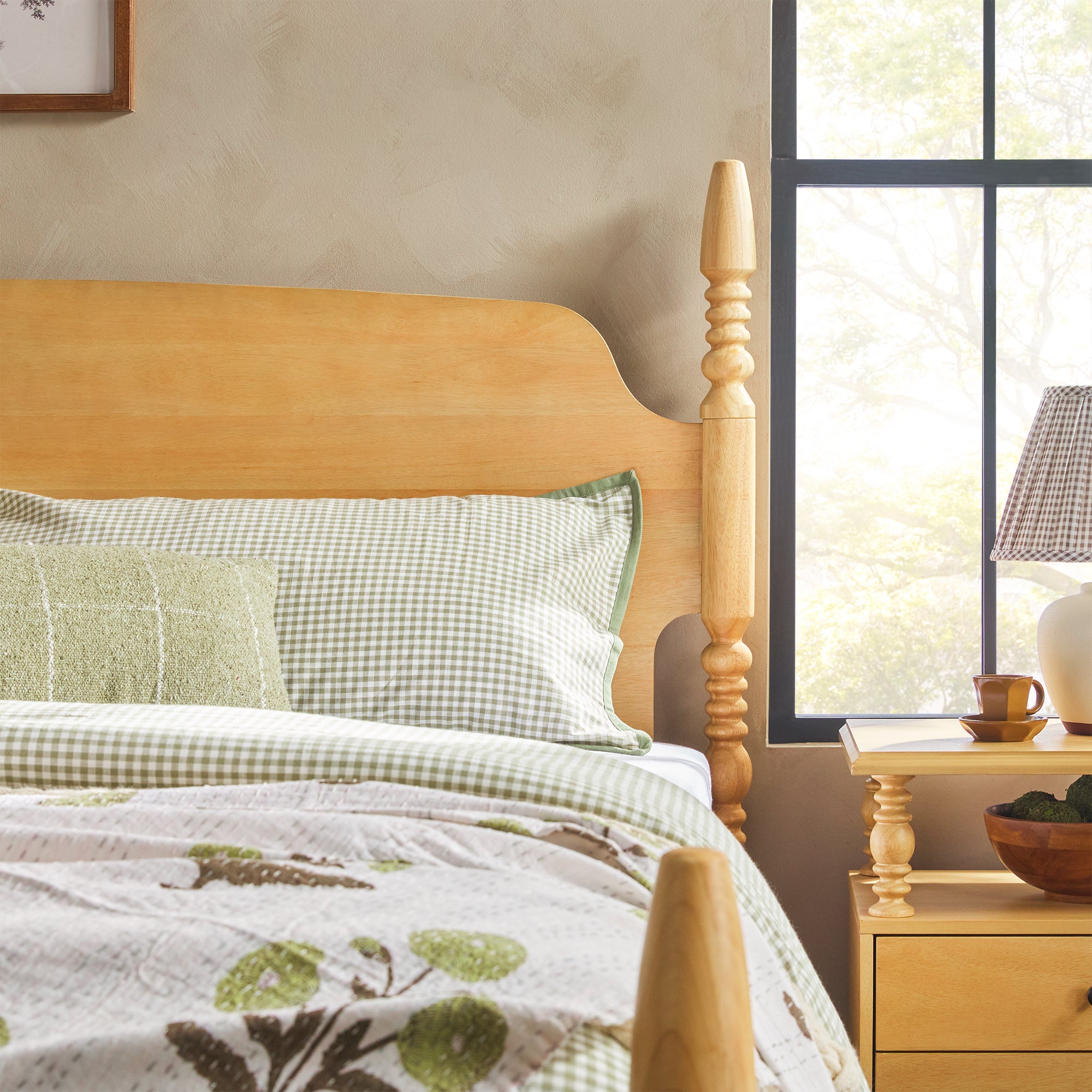 Walker Edison Vivienne Spindle Post Bed